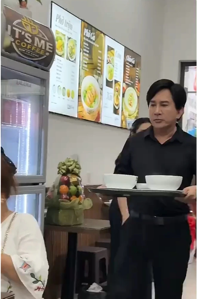 Nam NSƯT là "ông hoàng cải lương" đình đám một thời đi bán phở ở đường Sư Vạn Hạnh, TP.HCM Nam NSƯT là "ông hoàng cải lương" đình đám một thời đi bán phở ở đường Sư Vạn Hạnh, TP.HCM