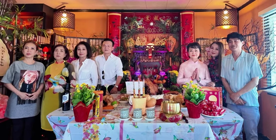 Nam NSƯT ở Mỹ nhắc thẳng đàn em: "Cúng Tổ nghề không phải để xin xỏ nổi tiếng, giàu có" Nam NSƯT ở Mỹ nhắc thẳng đàn em: "Cúng Tổ nghề không phải để xin xỏ nổi tiếng, giàu có"