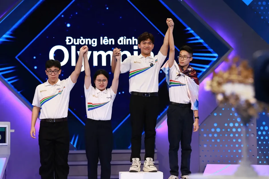 Nam sinh Hưng Yên vỡ òa sau khoảnh khắc đưa cầu truyền hình Olympia về trường Nam sinh Hưng Yên vỡ òa sau khoảnh khắc đưa cầu truyền hình Olympia về trường