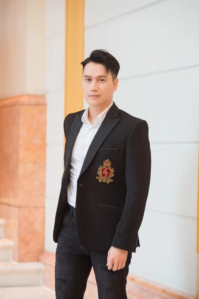 Nam thần VFC bán chân gà ở Hà Nội Nam thần VFC bán chân gà ở Hà Nội