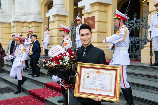 Nam thần VFC bán chân gà ở Hà Nội Nam thần VFC bán chân gà ở Hà Nội