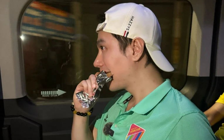 Nam thần VFC bán chân gà ở Hà Nội Nam thần VFC bán chân gà ở Hà Nội