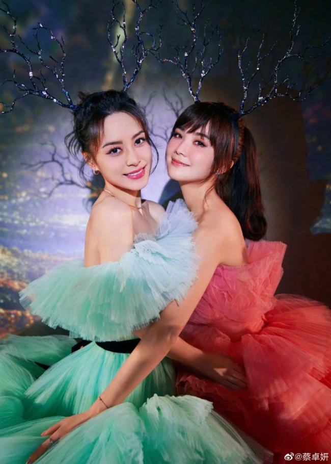 Náo loạn tin 2 Chị Đẹp thân nhất showbiz từ mặt nhau, không thèm tới dự đám cưới của đối phương