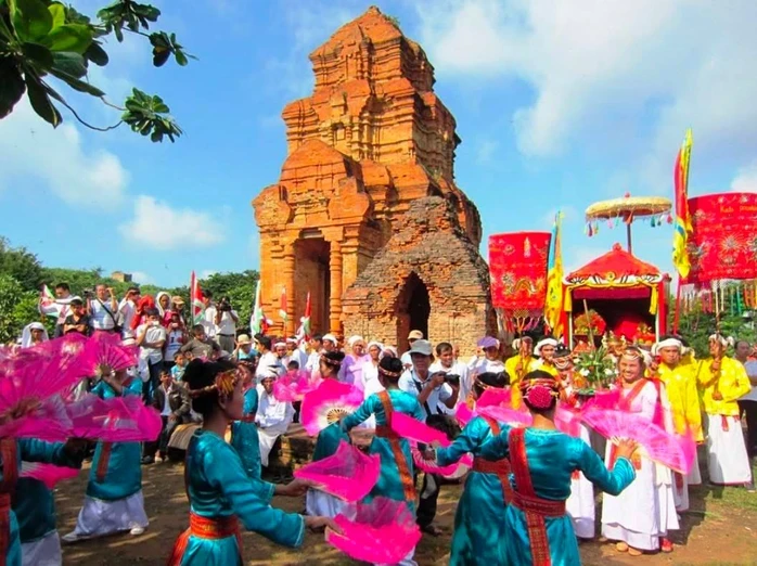 Ngày hội Văn hóa dân tộc Chăm 2026: Gìn giữ hồn cốt di sản trong nhịp sống mới Ngày hội Văn hóa dân tộc Chăm 2026: Gìn giữ hồn cốt di sản trong nhịp sống mới