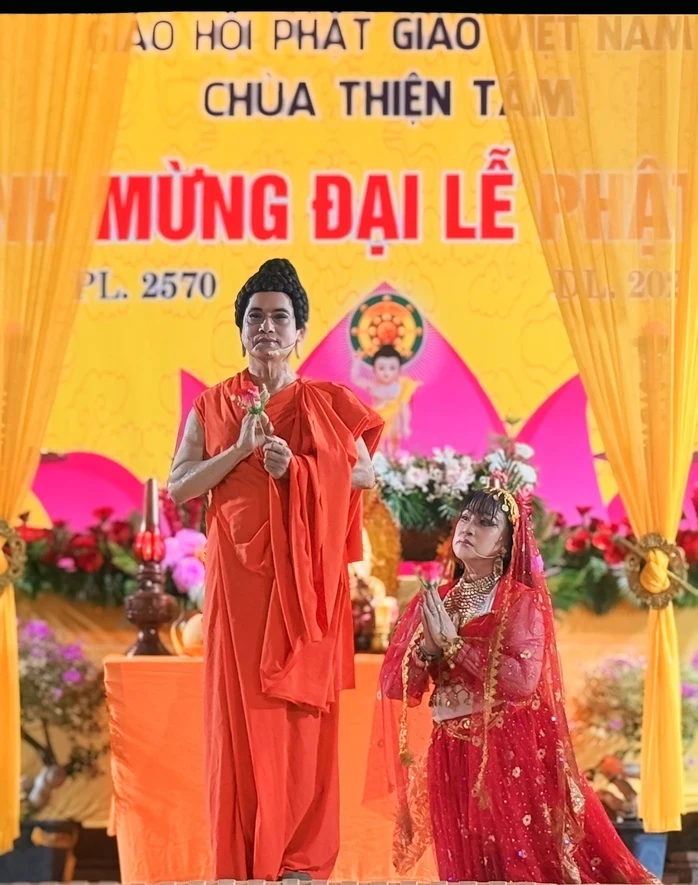 Nghệ sĩ Bích Thủy với 4 suất diễn văn nghệ mùa Phật đản Nghệ sĩ Bích Thủy với 4 suất diễn văn nghệ mùa Phật đản