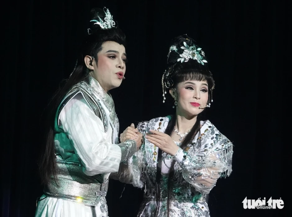 Nghệ sĩ Hoài Thanh, Đỗ Quyên đi xem cải lương ủng hộ học trò Lê Tứ, Hà Như Nghệ sĩ Hoài Thanh, Đỗ Quyên đi xem cải lương ủng hộ học trò Lê Tứ, Hà Như