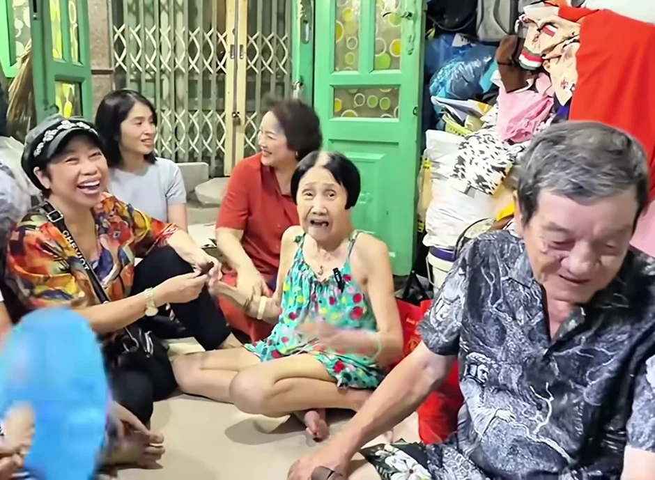 Nghệ sĩ Lệ Thủy: "Tôi yếu lắm rồi, chỉ nằm một chỗ" Nghệ sĩ Lệ Thủy: "Tôi yếu lắm rồi, chỉ nằm một chỗ"