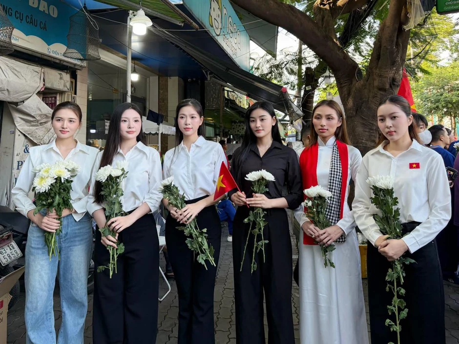 Nghệ sĩ mang hoa trắng tham dự lễ viếng đưa 731 hài cốt liệt sĩ về nơi an nghỉ Nghệ sĩ mang hoa trắng tham dự lễ viếng đưa 731 hài cốt liệt sĩ về nơi an nghỉ