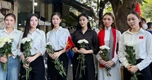 Nghệ sĩ mang hoa trắng tham dự lễ viếng đưa 731 hài cốt liệt sĩ về nơi an nghỉ