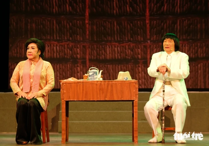 Nghệ sĩ Minh Vương hát Tô Ánh Nguyệt cùng ‘đào’ Gia Bảo Nghệ sĩ Minh Vương hát Tô Ánh Nguyệt cùng ‘đào’ Gia Bảo
