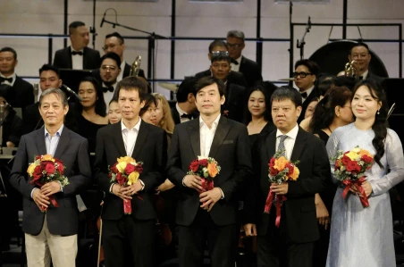 Nghệ sĩ Trần Hồng Nhung, Nguyễn Thị Mỹ Dung kể chuyện Hà Nội bằng tiếng đàn trong “Hướng về Hà Nội” Nghệ sĩ Trần Hồng Nhung, Nguyễn Thị Mỹ Dung kể chuyện Hà Nội bằng tiếng đàn trong “Hướng về Hà Nội”