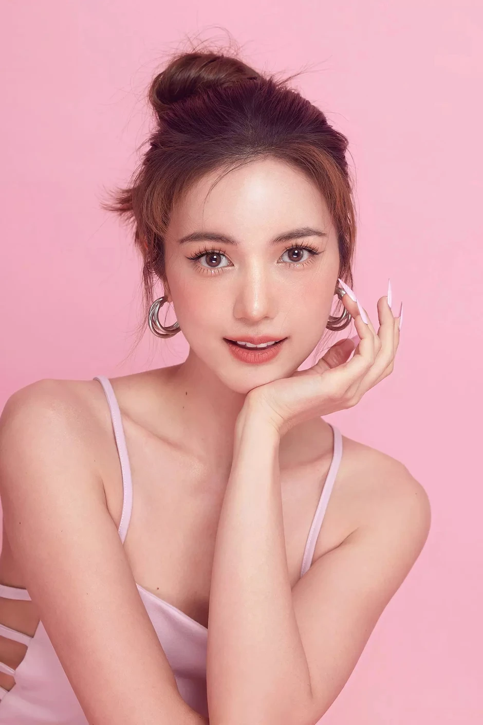 Ngọc nữ showbiz N. cưới thiếu gia nghìn tỷ ngành ngân hàng trong tháng 12, lộ hẳn clip cùng đàng trai đi phát thiệp mời