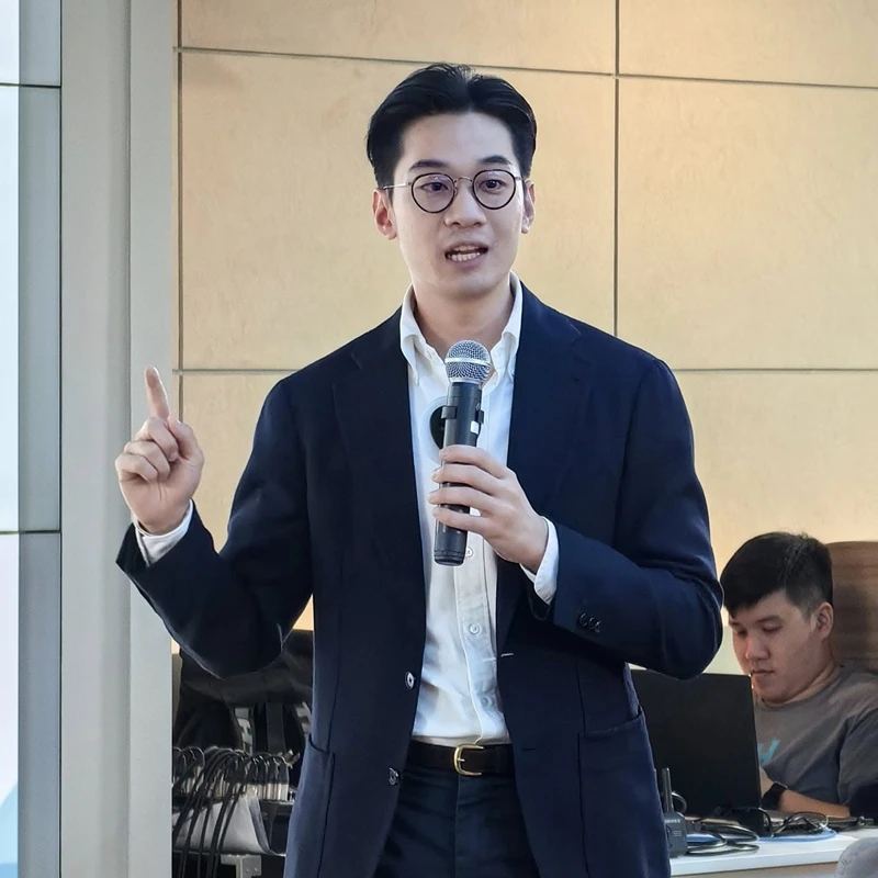 Ngọc nữ showbiz N. cưới thiếu gia nghìn tỷ ngành ngân hàng trong tháng 12, lộ hẳn clip cùng đàng trai đi phát thiệp mời
