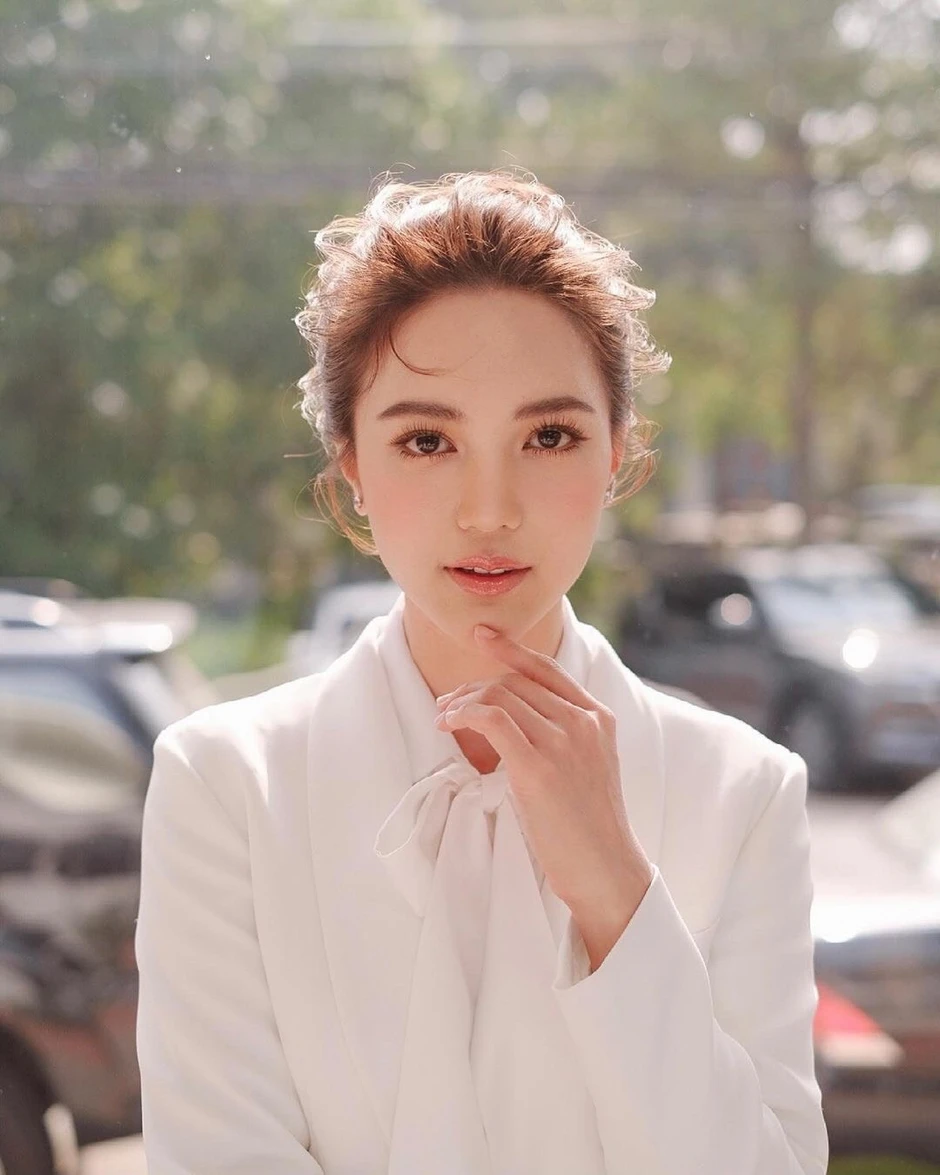 Ngọc nữ showbiz N. cưới thiếu gia nghìn tỷ ngành ngân hàng trong tháng 12, lộ hẳn clip cùng đàng trai đi phát thiệp mời