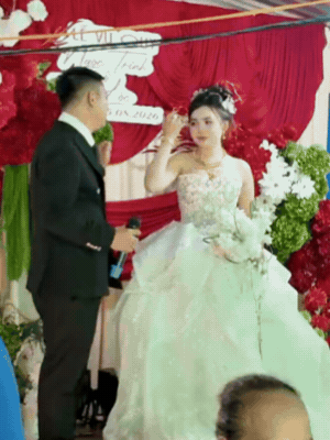 Ngọc Trinh đeo vàng "đỏ tay" trong đám cưới với Hoài Lâm ở quê Ngọc Trinh đeo vàng "đỏ tay" trong đám cưới với Hoài Lâm ở quê