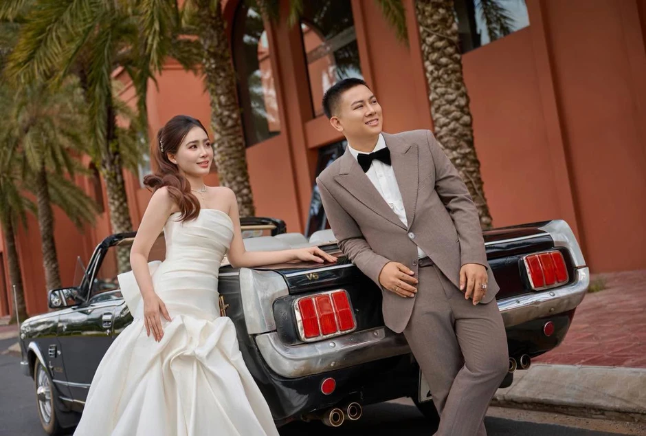 Ngọc Trinh đeo vàng "đỏ tay" trong đám cưới với Hoài Lâm ở quê Ngọc Trinh đeo vàng "đỏ tay" trong đám cưới với Hoài Lâm ở quê