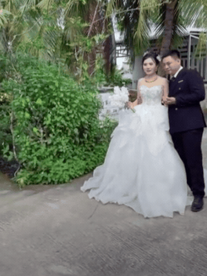 Ngọc Trinh đeo vàng "đỏ tay" trong đám cưới với Hoài Lâm ở quê Ngọc Trinh đeo vàng "đỏ tay" trong đám cưới với Hoài Lâm ở quê