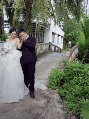 Ngọc Trinh đeo vàng "đỏ tay" trong đám cưới với Hoài Lâm ở quê Ngọc Trinh đeo vàng "đỏ tay" trong đám cưới với Hoài Lâm ở quê