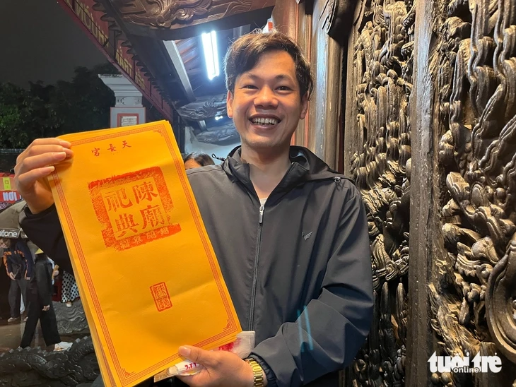 Người dân, du khách trắng đêm chờ xin ấn đền Trần Người dân, du khách trắng đêm chờ xin ấn đền Trần