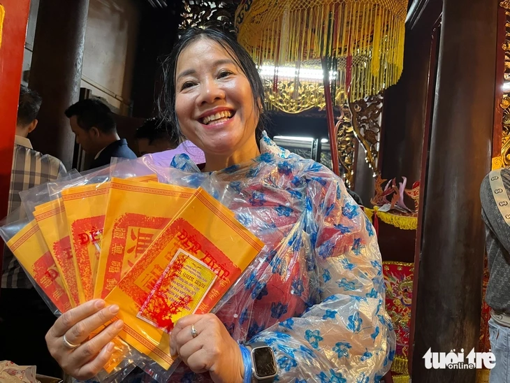 Người dân, du khách trắng đêm chờ xin ấn đền Trần Người dân, du khách trắng đêm chờ xin ấn đền Trần