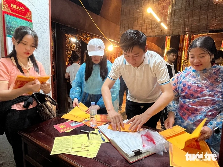 Người dân, du khách trắng đêm chờ xin ấn đền Trần Người dân, du khách trắng đêm chờ xin ấn đền Trần