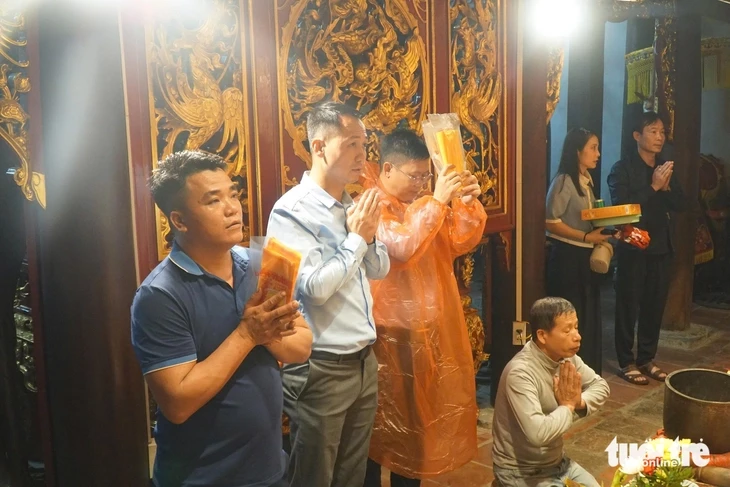 Người dân, du khách trắng đêm chờ xin ấn đền Trần Người dân, du khách trắng đêm chờ xin ấn đền Trần
