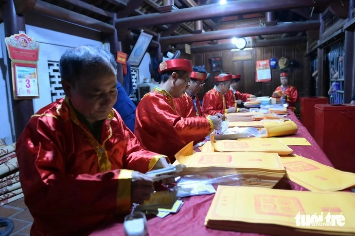 Người dân, du khách trắng đêm chờ xin ấn đền Trần Người dân, du khách trắng đêm chờ xin ấn đền Trần