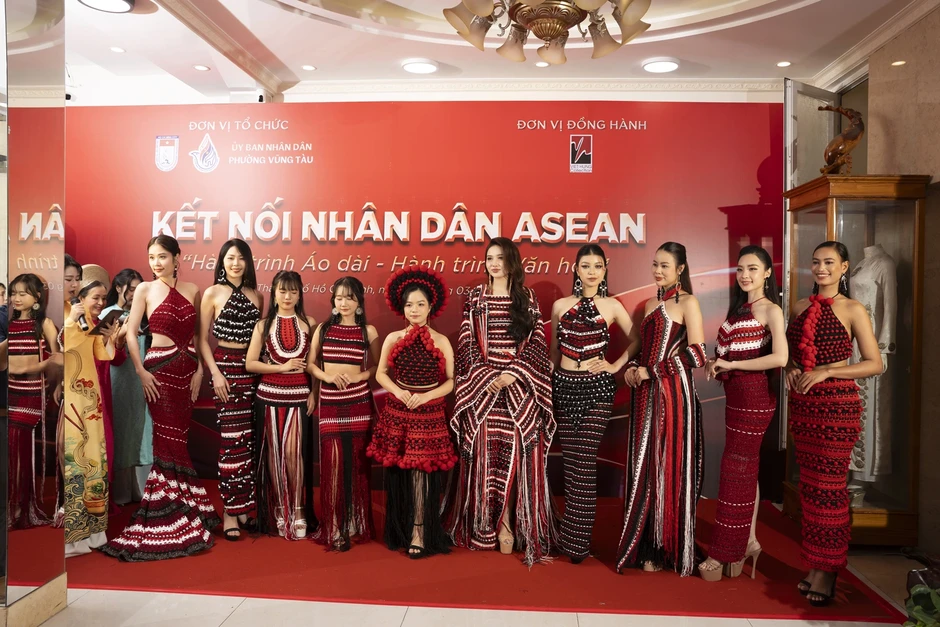 Người đẹp Ê Đê đọ sắc với Á hậu Thu Ngân Người đẹp Ê Đê đọ sắc với Á hậu Thu Ngân