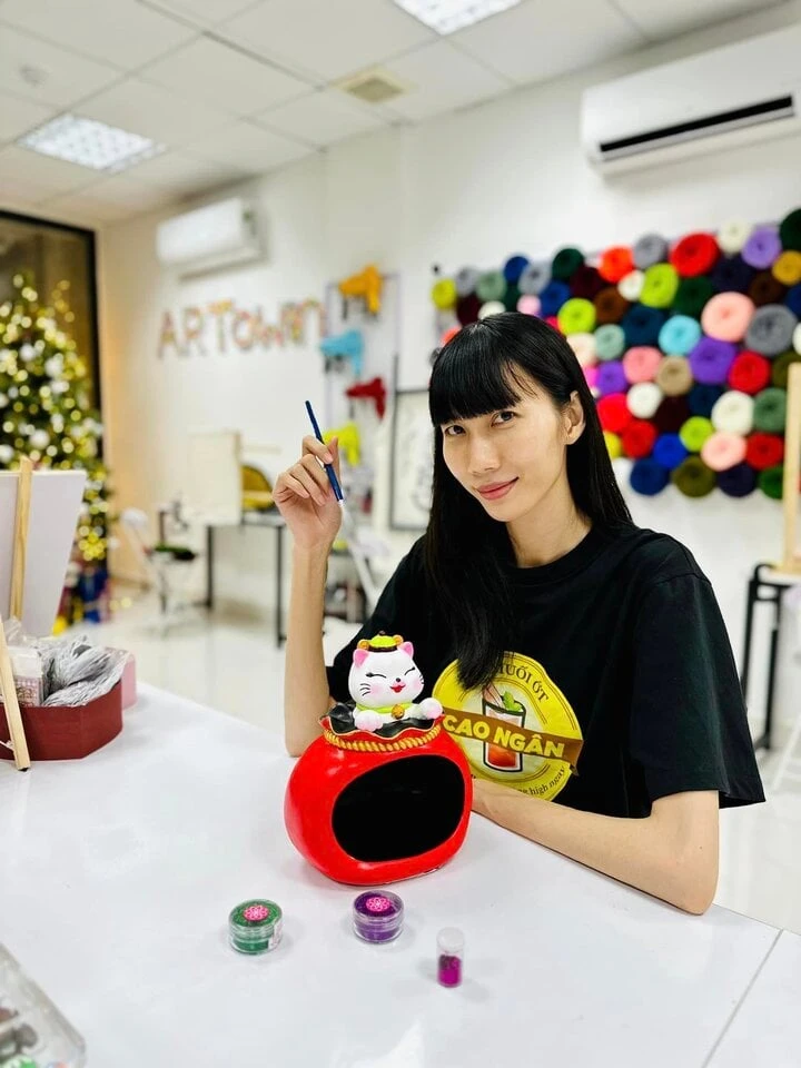 Người mẫu "gầy nhất Việt Nam" bán trà muối ớt vỉa hè ở Kiên Giang Người mẫu "gầy nhất Việt Nam" bán trà muối ớt vỉa hè ở Kiên Giang