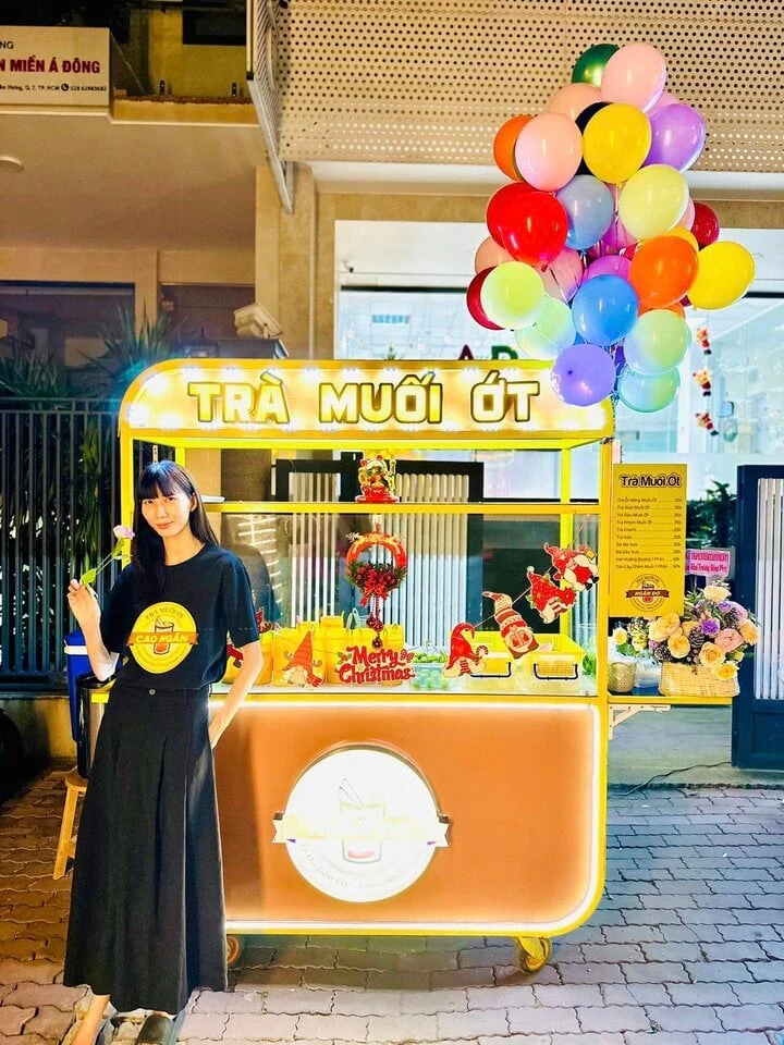 Người mẫu "gầy nhất Việt Nam" bán trà muối ớt vỉa hè ở Kiên Giang Người mẫu "gầy nhất Việt Nam" bán trà muối ớt vỉa hè ở Kiên Giang
