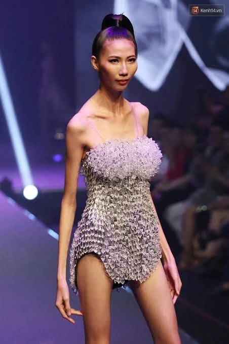 Người mẫu "gầy nhất Việt Nam" bán trà muối ớt vỉa hè ở Kiên Giang Người mẫu "gầy nhất Việt Nam" bán trà muối ớt vỉa hè ở Kiên Giang