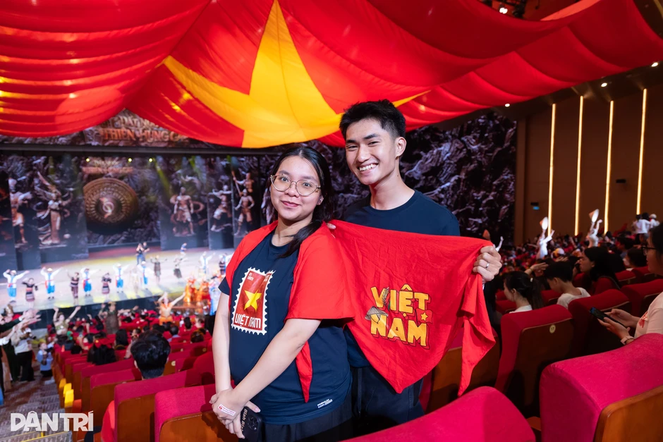 Người trẻ xúc động khi chạm vào lịch sử qua “Đất nước thiên hùng ca” Người trẻ xúc động khi chạm vào lịch sử qua “Đất nước thiên hùng ca”