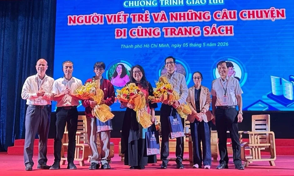 Người viết trẻ và những câu chuyện đi cùng trang sách Người viết trẻ và những câu chuyện đi cùng trang sách