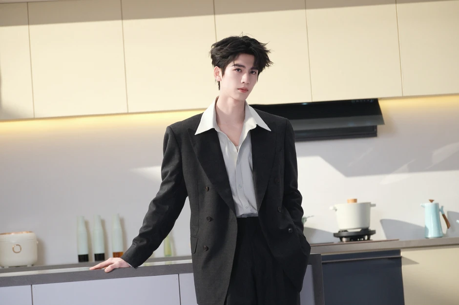 Nguy to cho "tướng quân kem nền" Trương Lăng Hách: Bị hàng loạt báo lớn bêu tên, đài trung ương "quay xe" nghi phát tín hiệu cấm sóng Nguy to cho "tướng quân kem nền" Trương Lăng Hách: Bị hàng loạt báo lớn bêu tên, đài trung ương "quay xe" nghi phát tín hiệu cấm sóng