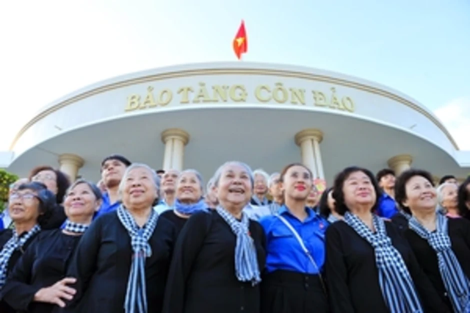 Nguyễn Á xông pha như một người lính! Nguyễn Á xông pha như một người lính!