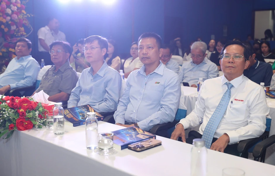 Nhà báo Tô Đình Tuân: "Cuốn sách này không phải của riêng tôi" Nhà báo Tô Đình Tuân: "Cuốn sách này không phải của riêng tôi"