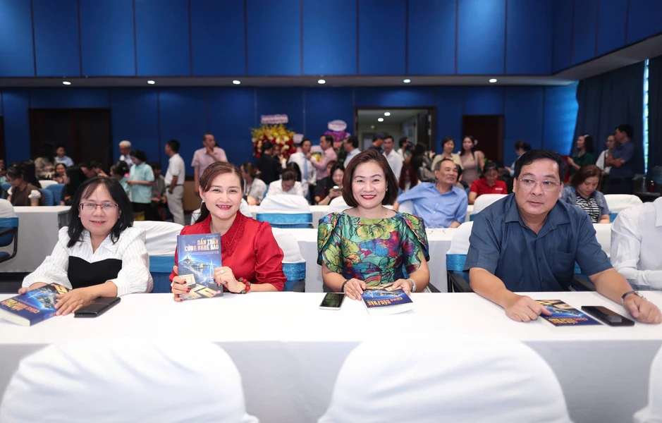 Nhà báo Tô Đình Tuân: "Cuốn sách này không phải của riêng tôi" Nhà báo Tô Đình Tuân: "Cuốn sách này không phải của riêng tôi"