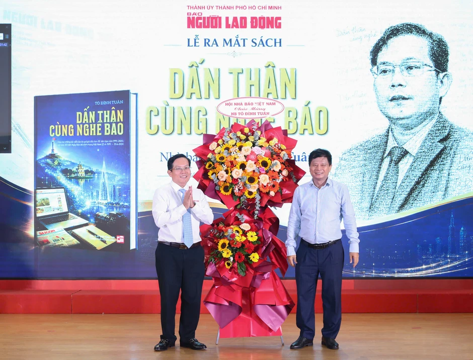 Nhà báo Tô Đình Tuân: "Cuốn sách này không phải của riêng tôi" Nhà báo Tô Đình Tuân: "Cuốn sách này không phải của riêng tôi"