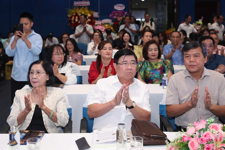 Nhà báo Tô Đình Tuân: "Cuốn sách này không phải của riêng tôi" Nhà báo Tô Đình Tuân: "Cuốn sách này không phải của riêng tôi"