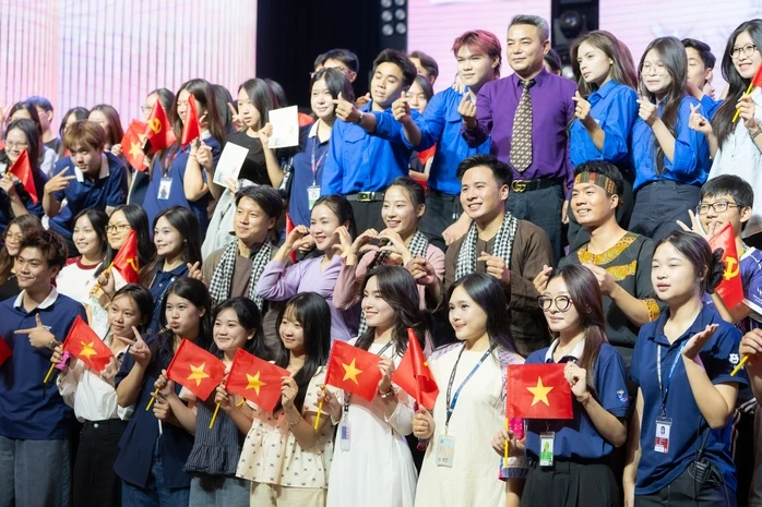 Nhà hát Kịch Việt Nam kể chuyện Bác Hồ trên sân khấu Trường ĐH Thăng Long Nhà hát Kịch Việt Nam kể chuyện Bác Hồ trên sân khấu Trường ĐH Thăng Long