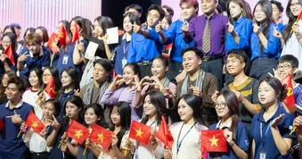 Nhà hát Kịch Việt Nam kể chuyện Bác Hồ trên sân khấu Trường ĐH Thăng Long