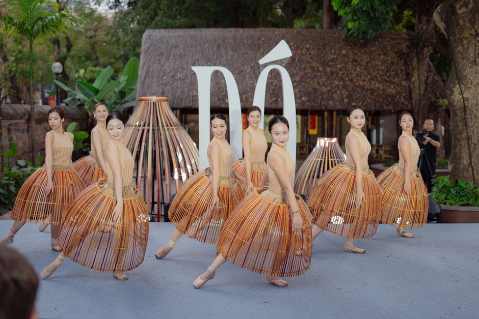 Nhà hát Nhạc Vũ Kịch đưa quạt giấy, chiếu hoa vào vở ballet thuần Việt Nhà hát Nhạc Vũ Kịch đưa quạt giấy, chiếu hoa vào vở ballet thuần Việt