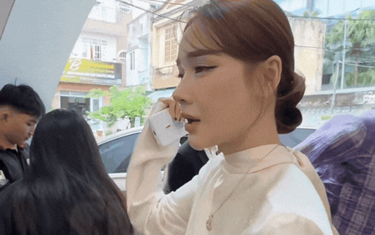Nhã Phương lộ diện, thần sắc gây chú ý Nhã Phương lộ diện, thần sắc gây chú ý