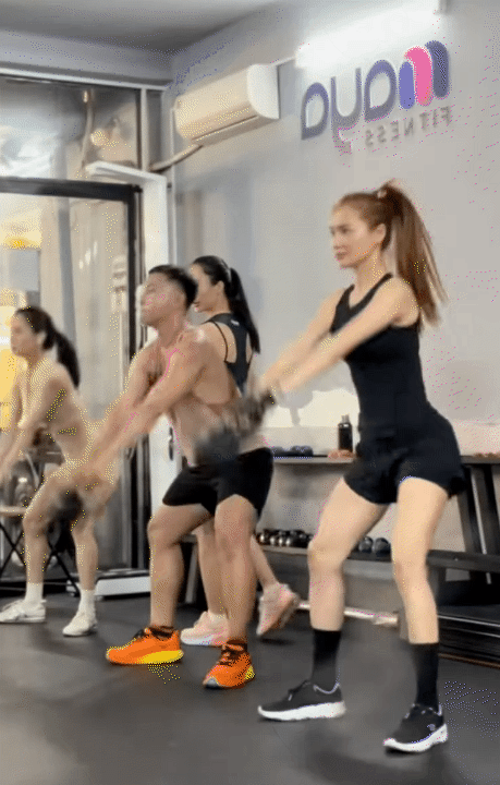Nhã Phương xuất hiện giữa lúc MXH xôn xao chuyện Trường Giang: Sắc vóc mẹ 3 con gây choáng, hành trình giảm cân còn sốc hơn