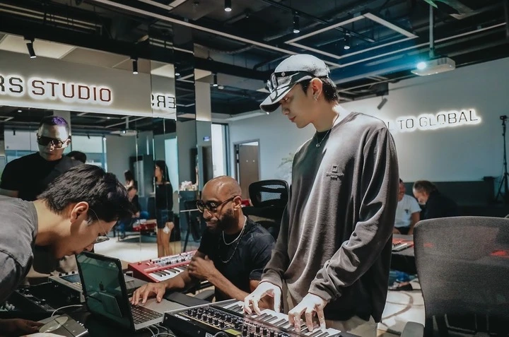 Nhà sản xuất âm nhạc đạt giải Grammy 'về chung nhà' với Soobin, Binz là ai? Nhà sản xuất âm nhạc đạt giải Grammy 'về chung nhà' với Soobin, Binz là ai?