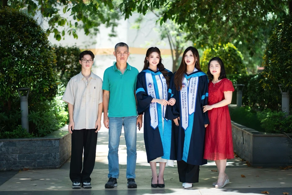 Nhan sắc chị gái song sinh của Hoa hậu Phan Phương Oanh gây chú ý Nhan sắc chị gái song sinh của Hoa hậu Phan Phương Oanh gây chú ý
