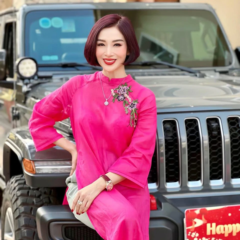 Nhan sắc "cô thư ký xinh đẹp" sở hữu biệt thự 200 tỷ, sinh 2 con cho đại gia vẫn có nhiều người theo đuổi Nhan sắc "cô thư ký xinh đẹp" sở hữu biệt thự 200 tỷ, sinh 2 con cho đại gia vẫn có nhiều người theo đuổi