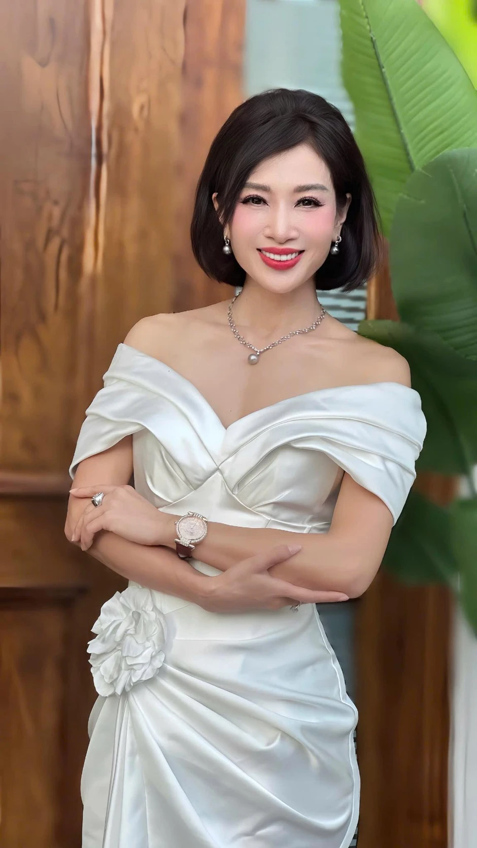 Nhan sắc "cô thư ký xinh đẹp" sở hữu biệt thự 200 tỷ, sinh 2 con cho đại gia vẫn có nhiều người theo đuổi Nhan sắc "cô thư ký xinh đẹp" sở hữu biệt thự 200 tỷ, sinh 2 con cho đại gia vẫn có nhiều người theo đuổi