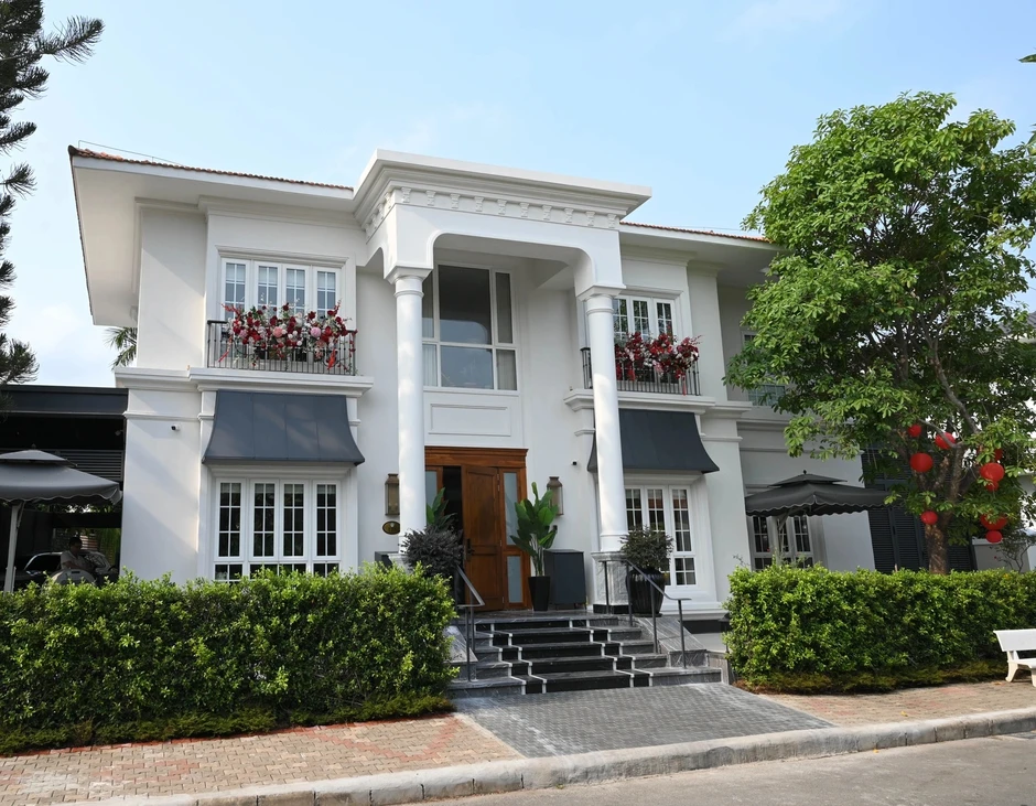 Nhan sắc "cô thư ký xinh đẹp" sở hữu biệt thự 200 tỷ, sinh 2 con cho đại gia vẫn có nhiều người theo đuổi Nhan sắc "cô thư ký xinh đẹp" sở hữu biệt thự 200 tỷ, sinh 2 con cho đại gia vẫn có nhiều người theo đuổi