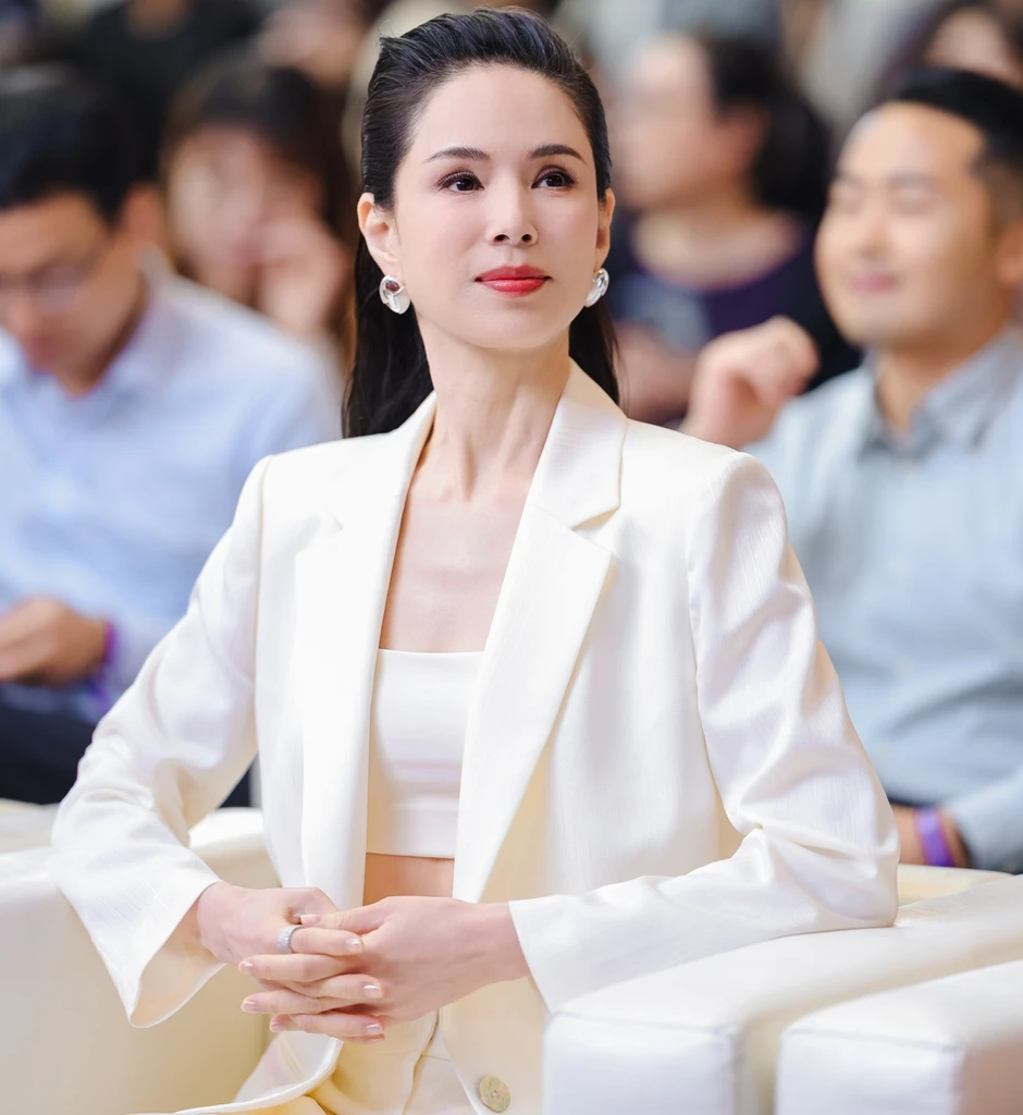 Nhan sắc thật của "Tiểu Long Nữ" Lý Nhược Đồng khiến dân tình sốc nặng, bảo sao hải quan cũng phải chặn lại Nhan sắc thật của "Tiểu Long Nữ" Lý Nhược Đồng khiến dân tình sốc nặng, bảo sao hải quan cũng phải chặn lại